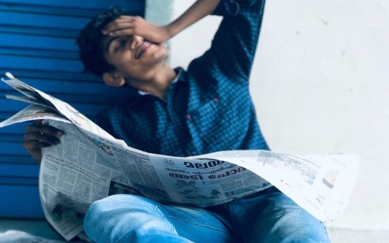 беден мъж, който чете вестник