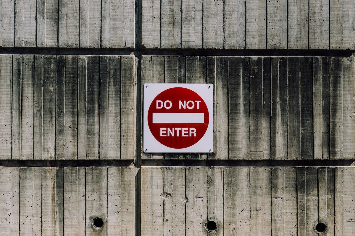 Не въвеждайте знак върху бетонна стена