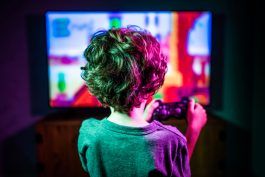 La fijación de la pantalla y los niños con TDAH: cómo alejar a los niños de los dispositivos móviles