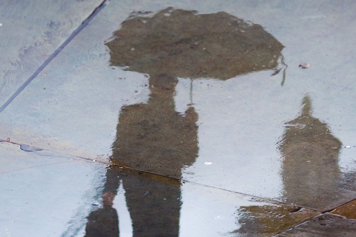 Cilvēka ēna staigājot lietū