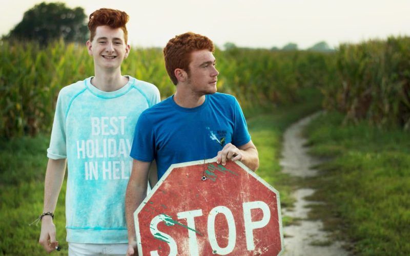 kaksi poikaa varastamassa stop-merkkiä