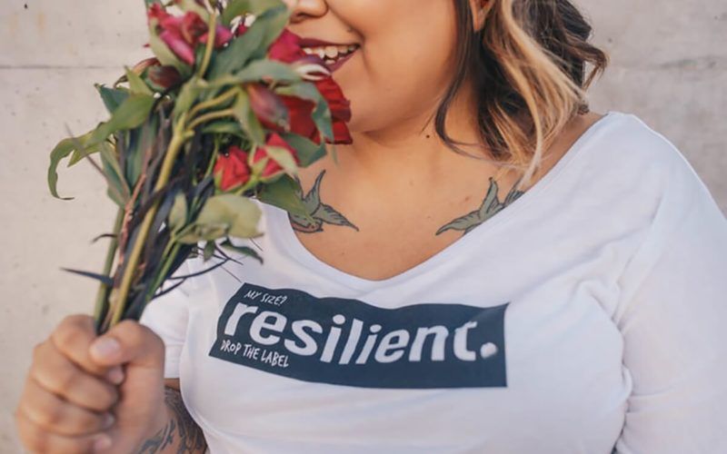camiseta de resiliencia, positividad corporal y autocompasión