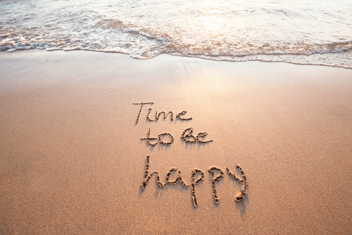 laikas būti laimingam, užrašytam paplūdimio smėlio bangoje