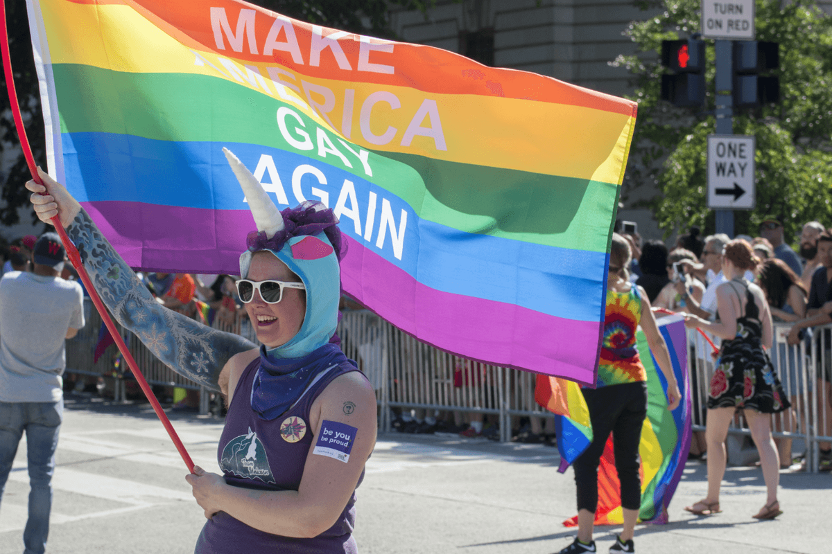 LGBTQの活動家プライドパレードがアメリカを再びゲイにする旗