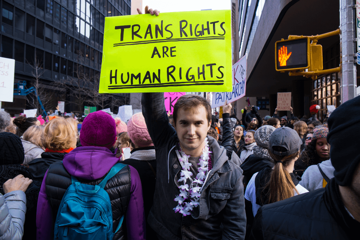 Транс правата подписват мъжки активист