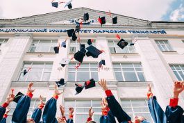Тревожност при завършване на колежа: Експертни съвети, които да ви помогнат да се ориентирате в прехода