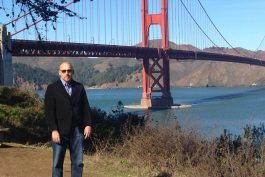 Kevinas Hinesas išgyveno šuolį nuo Auksinių vartų tilto - dabar jis padeda kitiems išvengti savižudybės