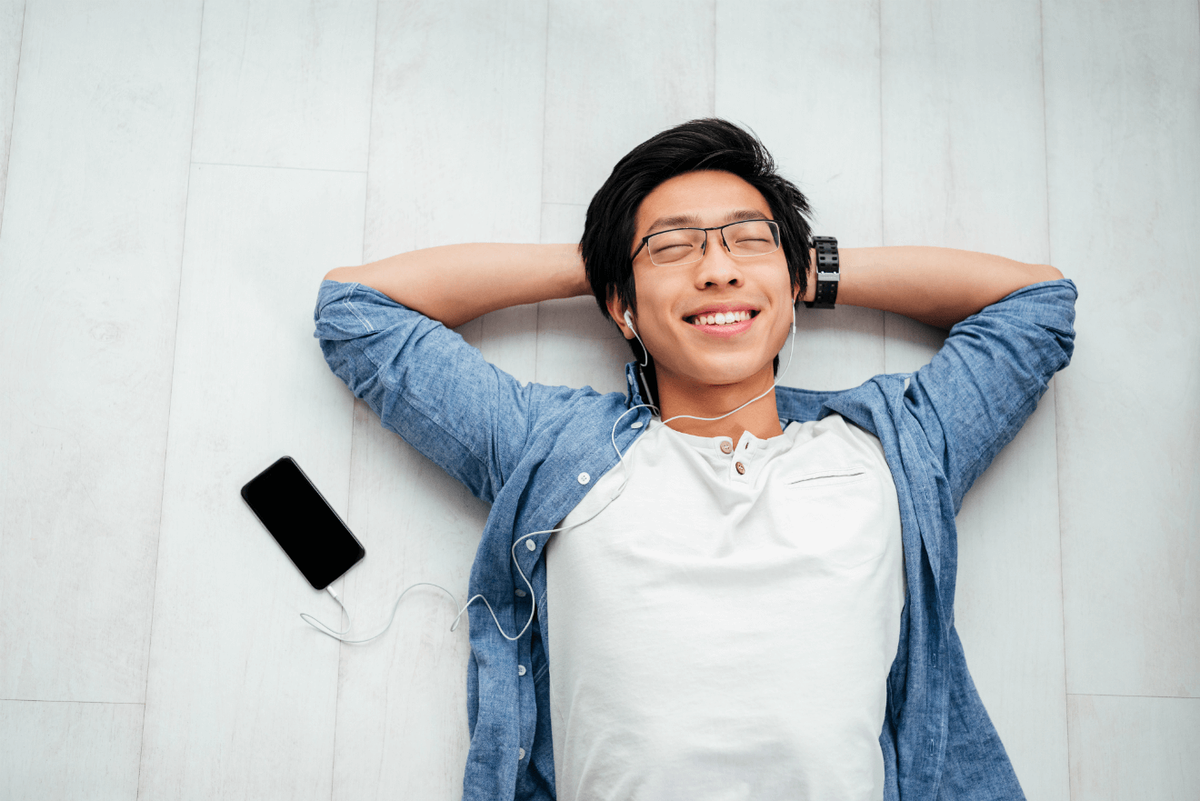 aasialainen mies kuuntelee musiikkia iphone