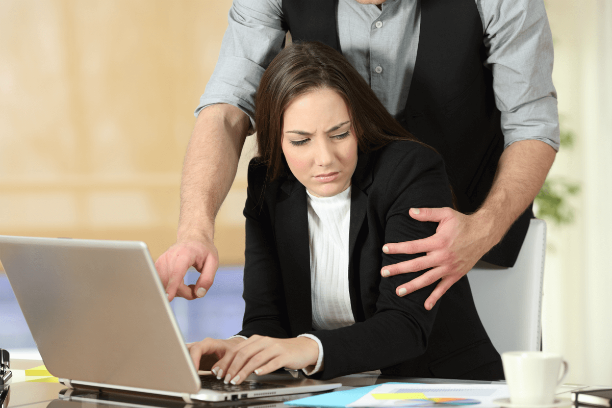 жените на работа се чувстват неудобно с мъж колега, който я докосва по ръката