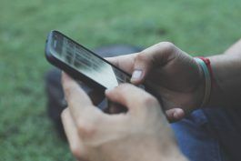 青少年手机成瘾：您担心您的孩子吗？