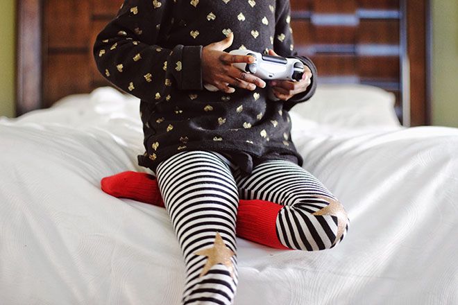 Maza meitene spēlē video spēles