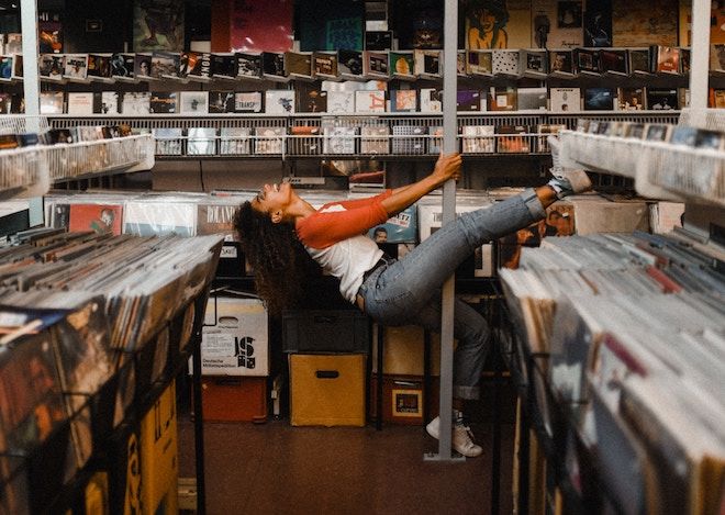 Una mujer baila en una tienda de discos.