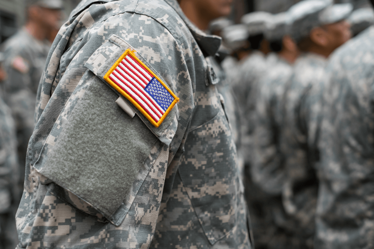 sotilas univormussa Yhdysvaltain lippumerkillä