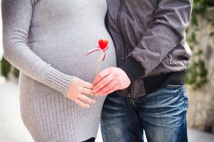 бременна двойка със сърдечна пръчка