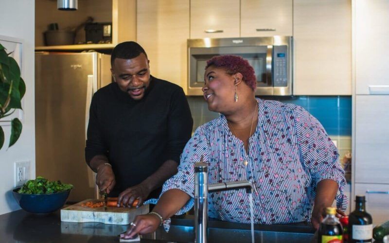 Щастлива двойка, която заедно готви в кухнята