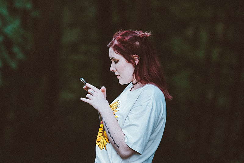 Kvinne på telefon med solsikke skjorte