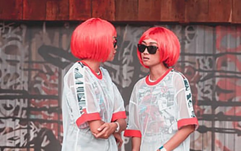 две младе девојке са одговарајућим перикама које се гледају