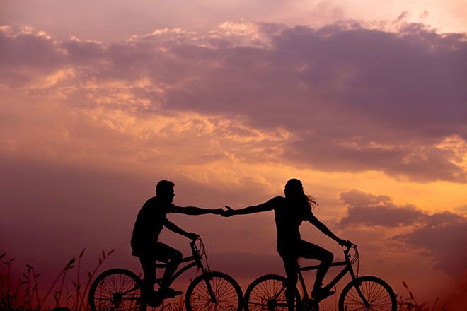 Par sykler ved solnedgang