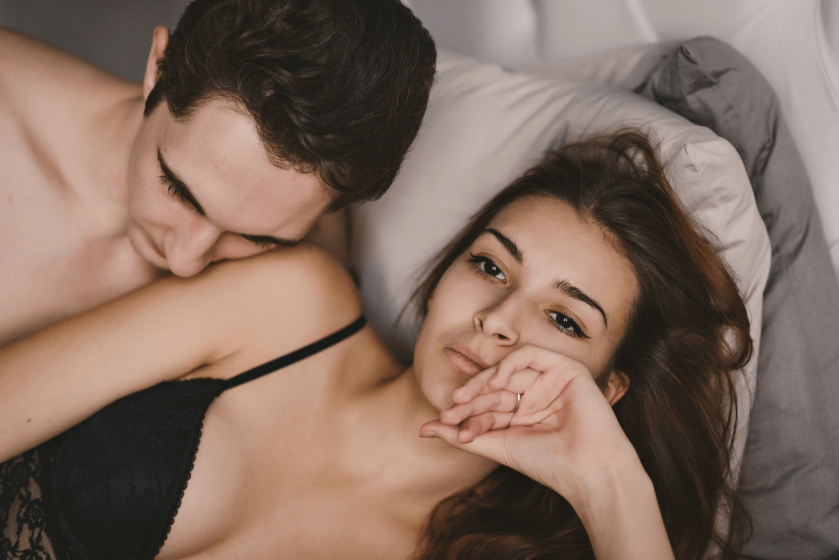 pāris gultā sieviete neinteresējas par seksu