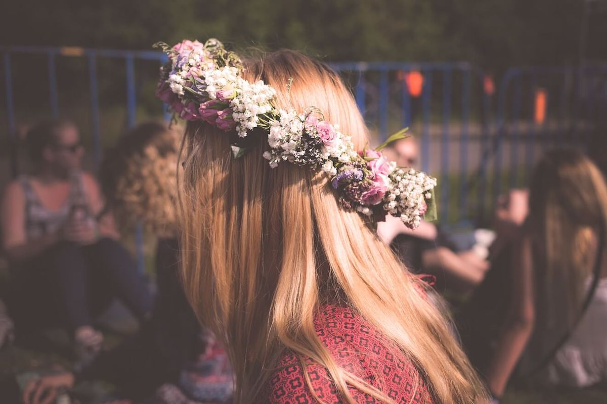 Nainen kukka kruunu musiikkifestivaaleilla