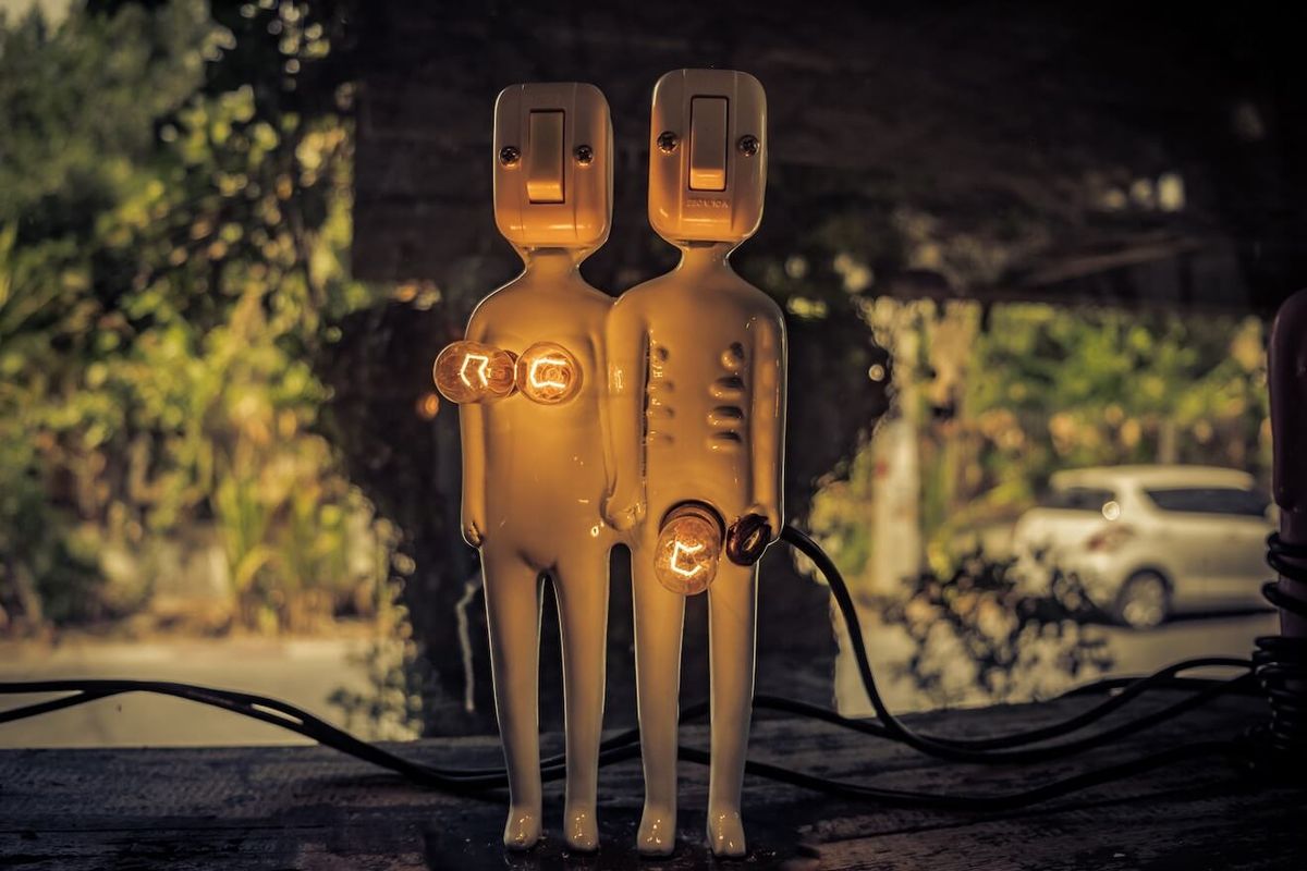 Dvi medinės figūros su lemputėmis neklaužada