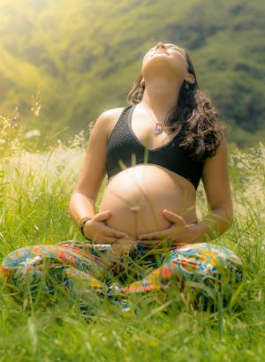 бременна жена в поле