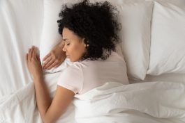 การนอนหลับฝันดีช่วยให้สุขภาพจิตดีขึ้นได้อย่างไร