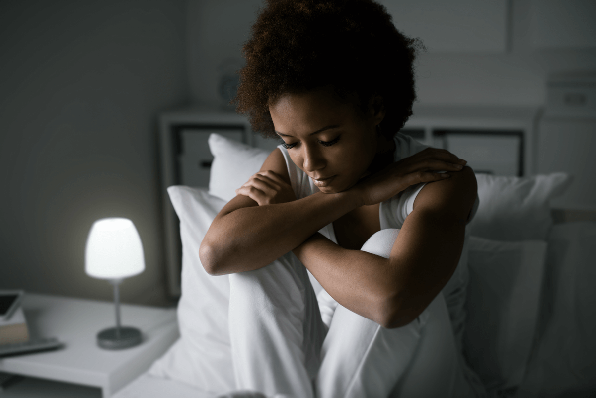 Miegas su nerimu: 5 patarimai, kaip nustoti dalytis lova su rūpesčiais
