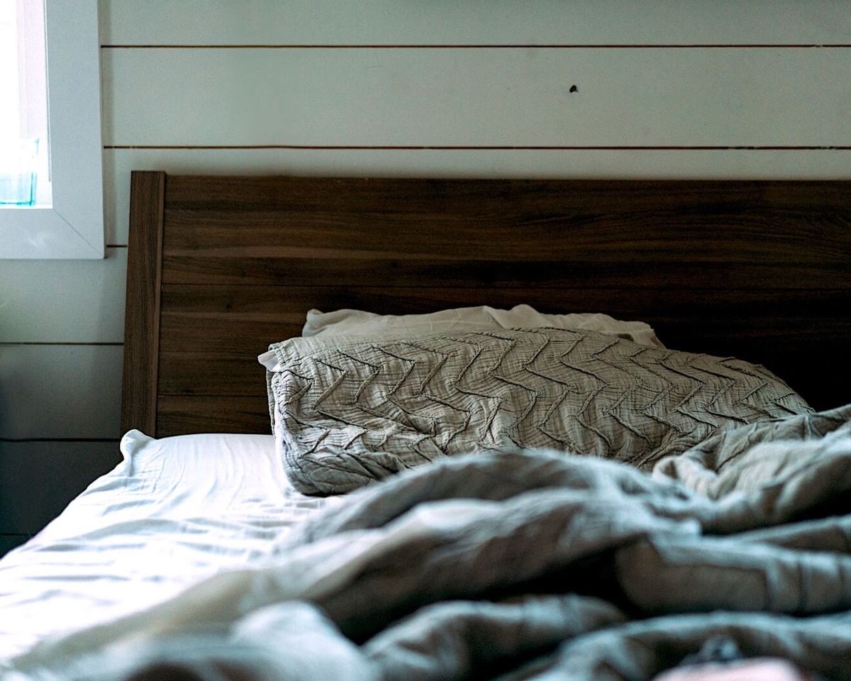 Komfortabel seng med rotete laken