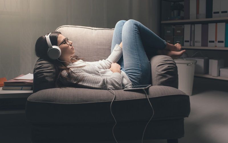 слушање АСМР-а за спавање и анксиозност