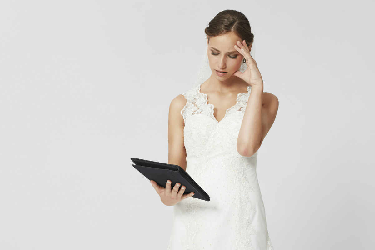brud planlægger bryllup på tablet