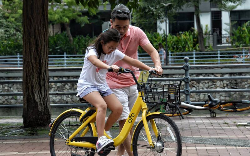 tētis māca meitai braukt ar velosipēdu, piedzīvojot eustresu vai labu stresu