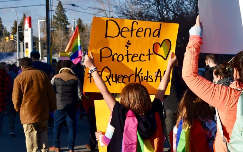 الدفاع وحماية علامة الأطفال المثليين