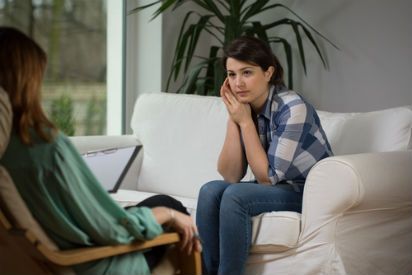 terapija za žensko na kavču s terapevtom