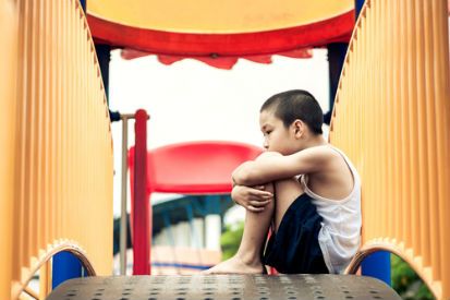 zēns skumst rotaļu laukumā bērnu garīgās veselības problēmas