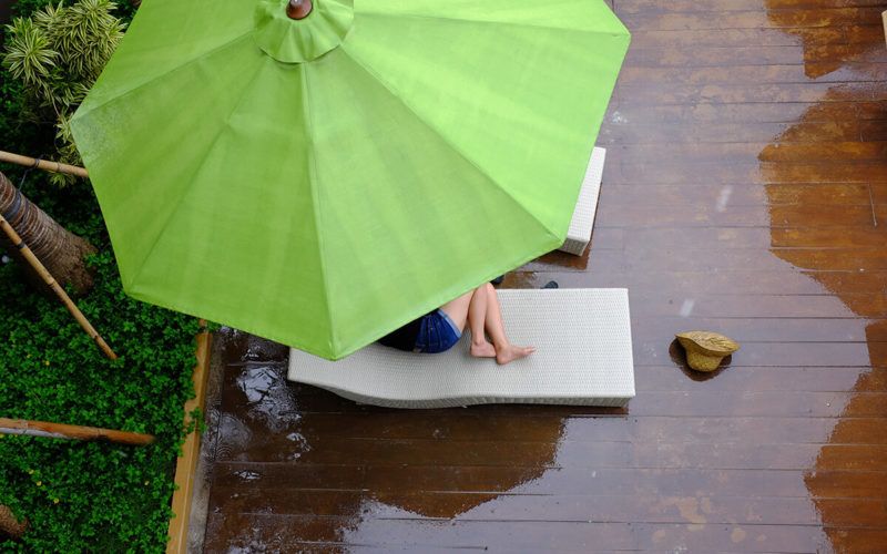 jente krøllet opp under paraplyen