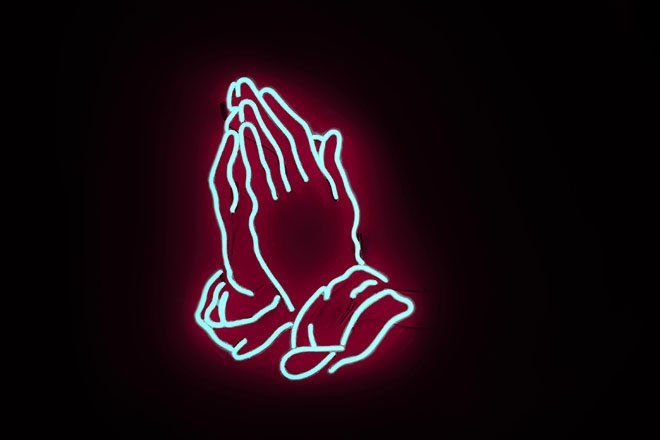 Молещи се ръце