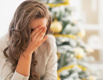 mujer deprimida árbol de navidad vacaciones