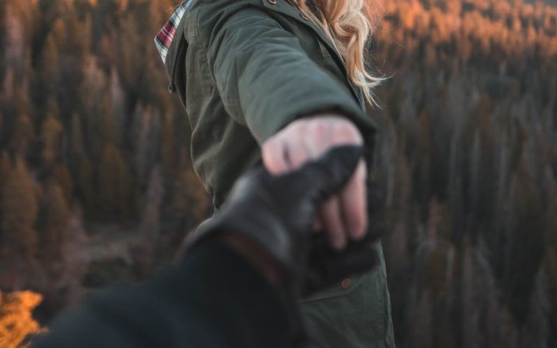 Ženska, ki drži moškega v rokavici