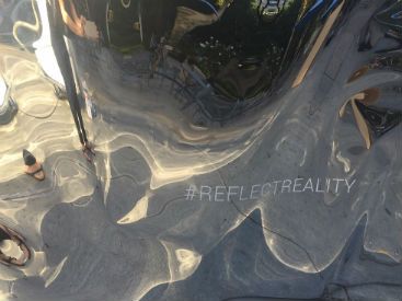 30-fots spegelvägg i Flatiron Plaza ökar medvetenheten om skador på sociala medier