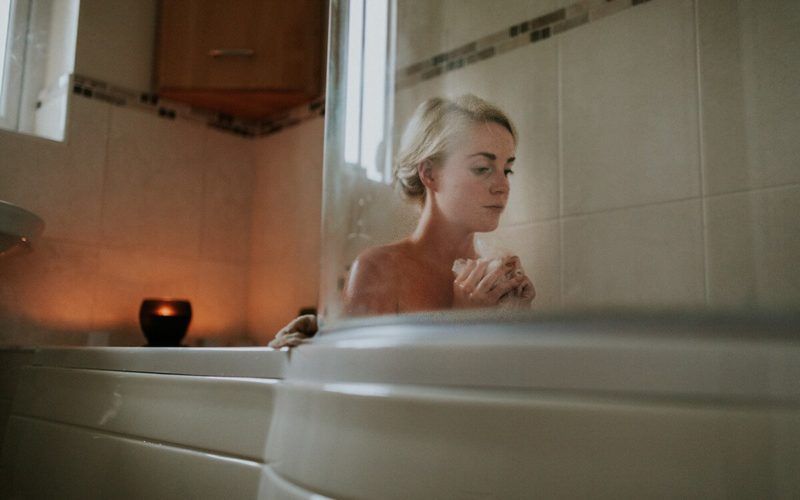 жена изглежда стресирана във вана