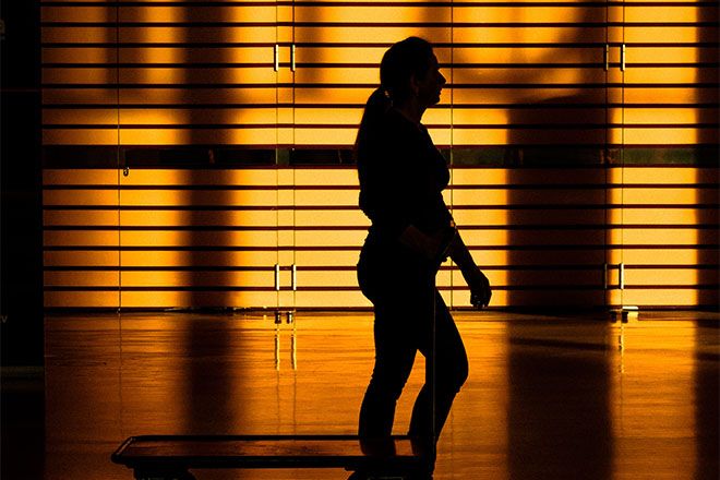 Сянка на жена във фитнес зала