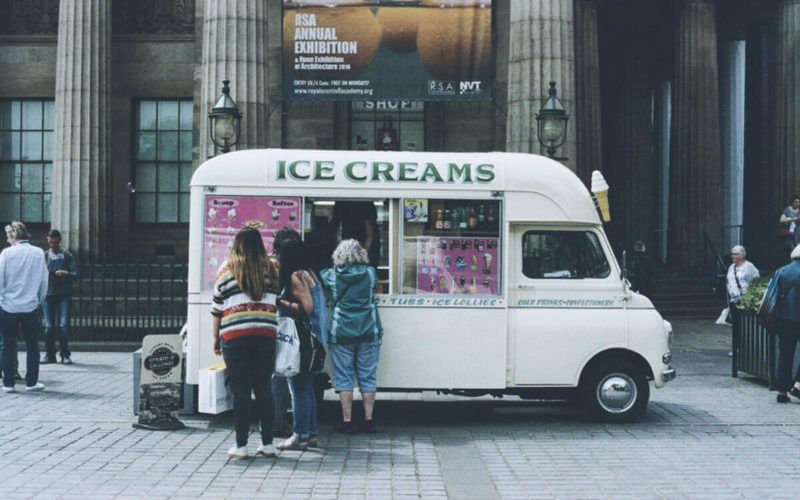γυναίκες στη σειρά για το φορτηγό παγωτού